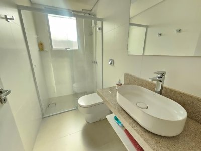 Casa com 234m², 6 quartos (sendo 2 suítes), 2 garagens, no bairro Campeche em Florianópolis
