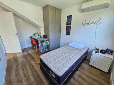 Casa com 234m², 6 quartos (sendo 2 suítes), 2 garagens, no bairro Campeche em Florianópolis