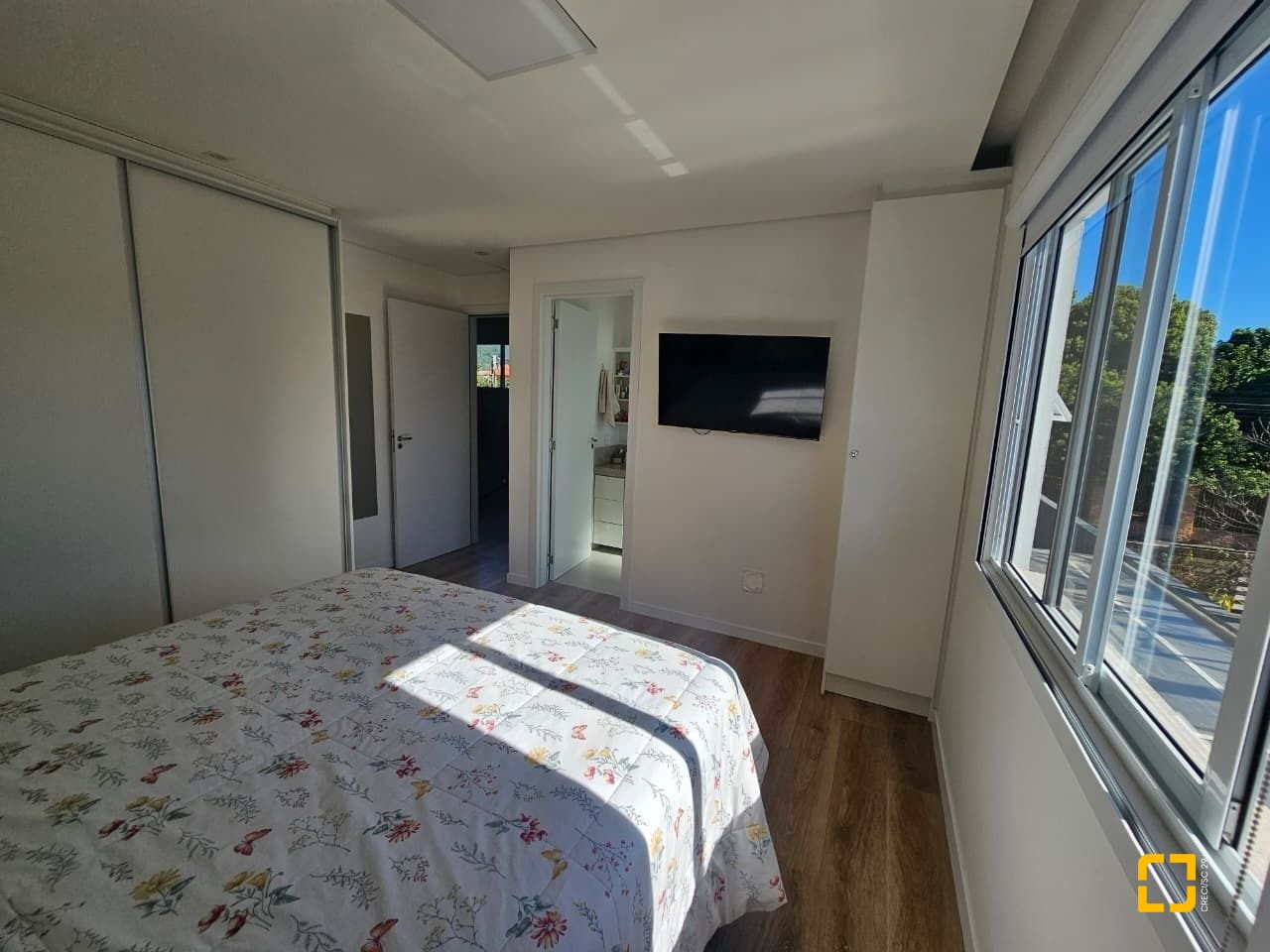 Casa com 234m², 6 quartos (sendo 2 suítes), 2 garagens, no bairro Campeche em Florianópolis
