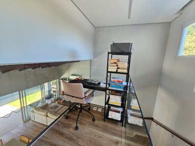 Casa com 234m², 6 quartos (sendo 2 suítes), 2 garagens, no bairro Campeche em Florianópolis