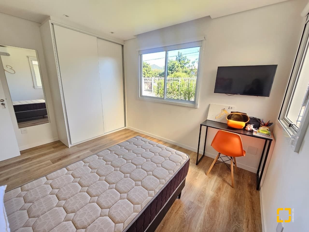 Casa com 234m², 6 quartos (sendo 2 suítes), 2 garagens, no bairro Campeche em Florianópolis