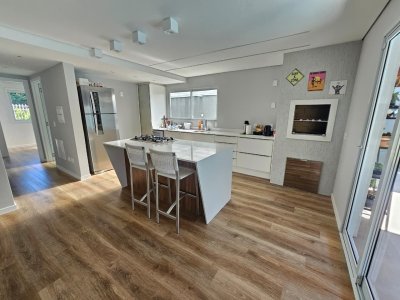 Casa com 234m², 6 quartos (sendo 2 suítes), 2 garagens, no bairro Campeche em Florianópolis