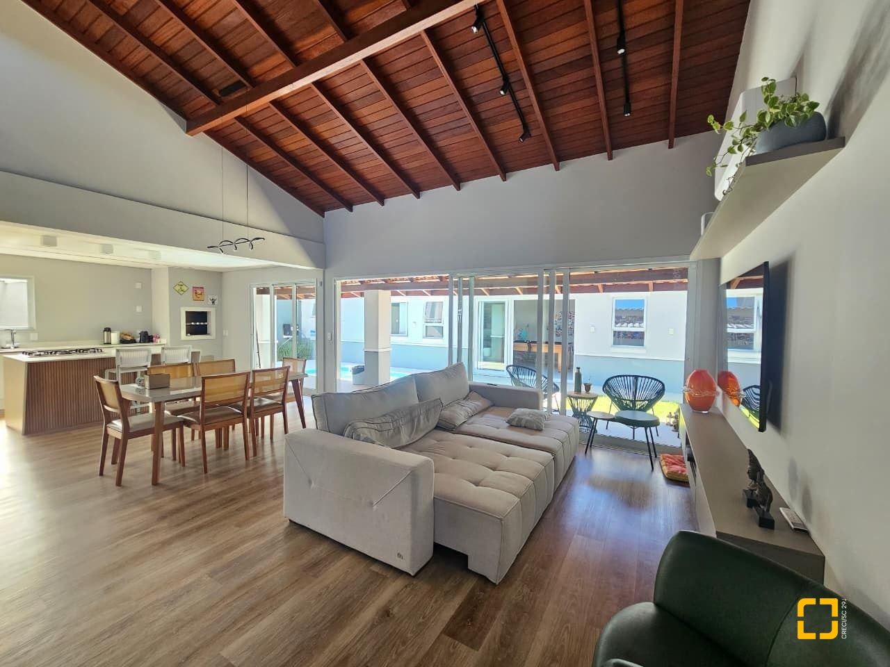 Casa com 234m², 6 quartos (sendo 2 suítes), 2 garagens, no bairro Campeche em Florianópolis