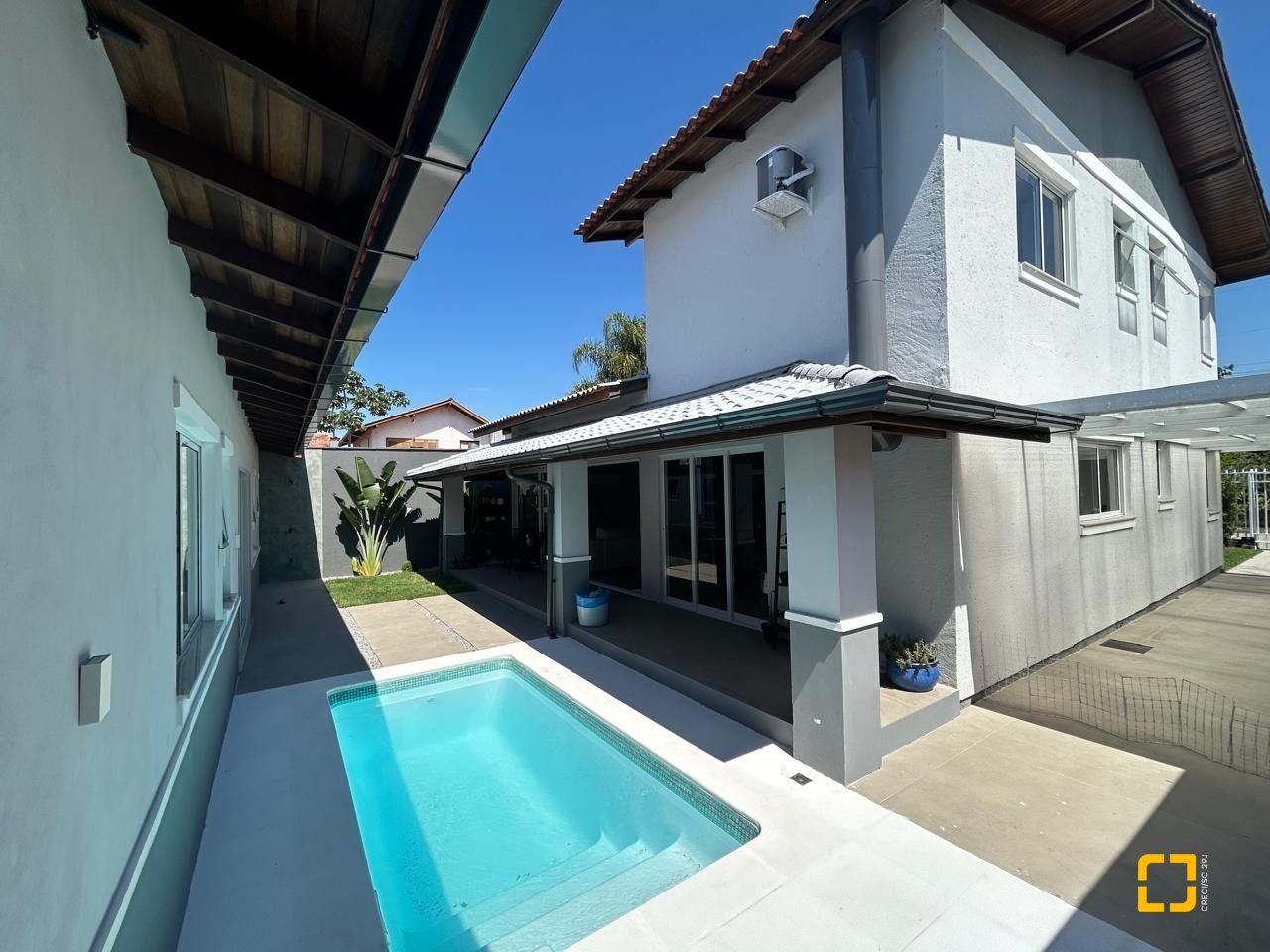 Casa com 234m², 6 quartos (sendo 2 suítes), 2 garagens, no bairro Campeche em Florianópolis
