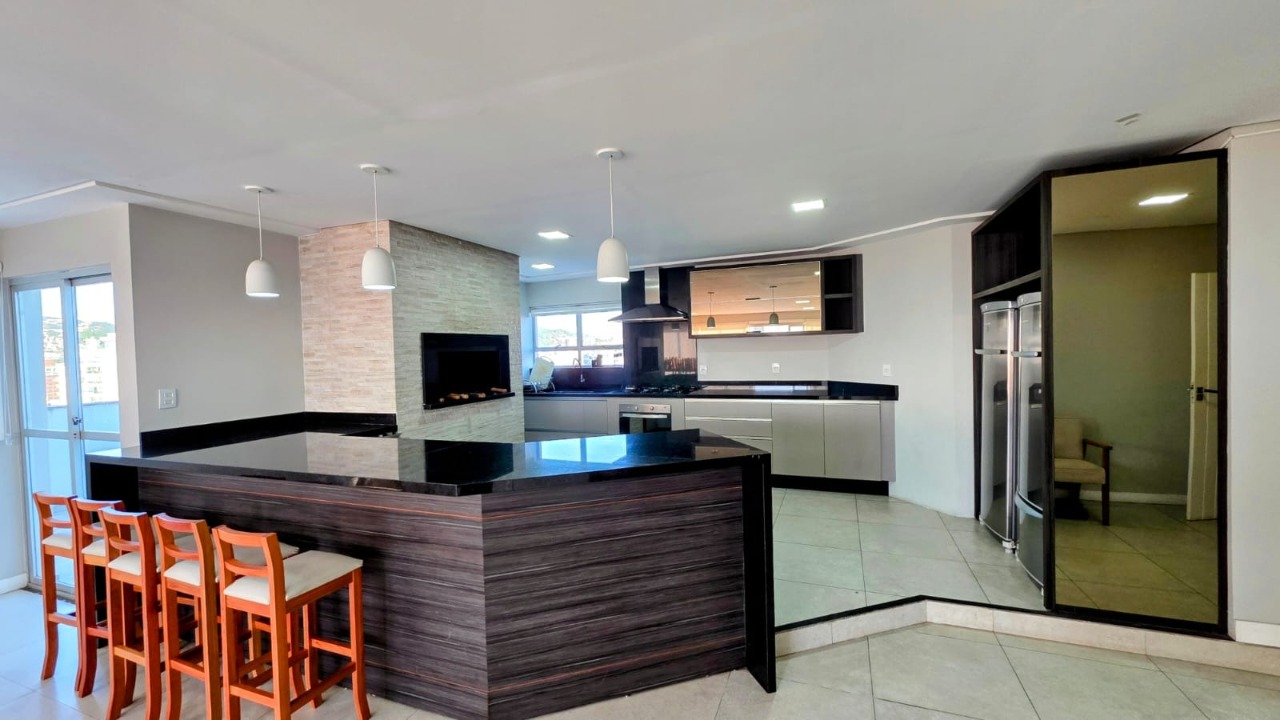 Apartamento com 102m², 4 quartos (sendo 1 suíte), 1 garagem, no bairro Centro em Florianópolis