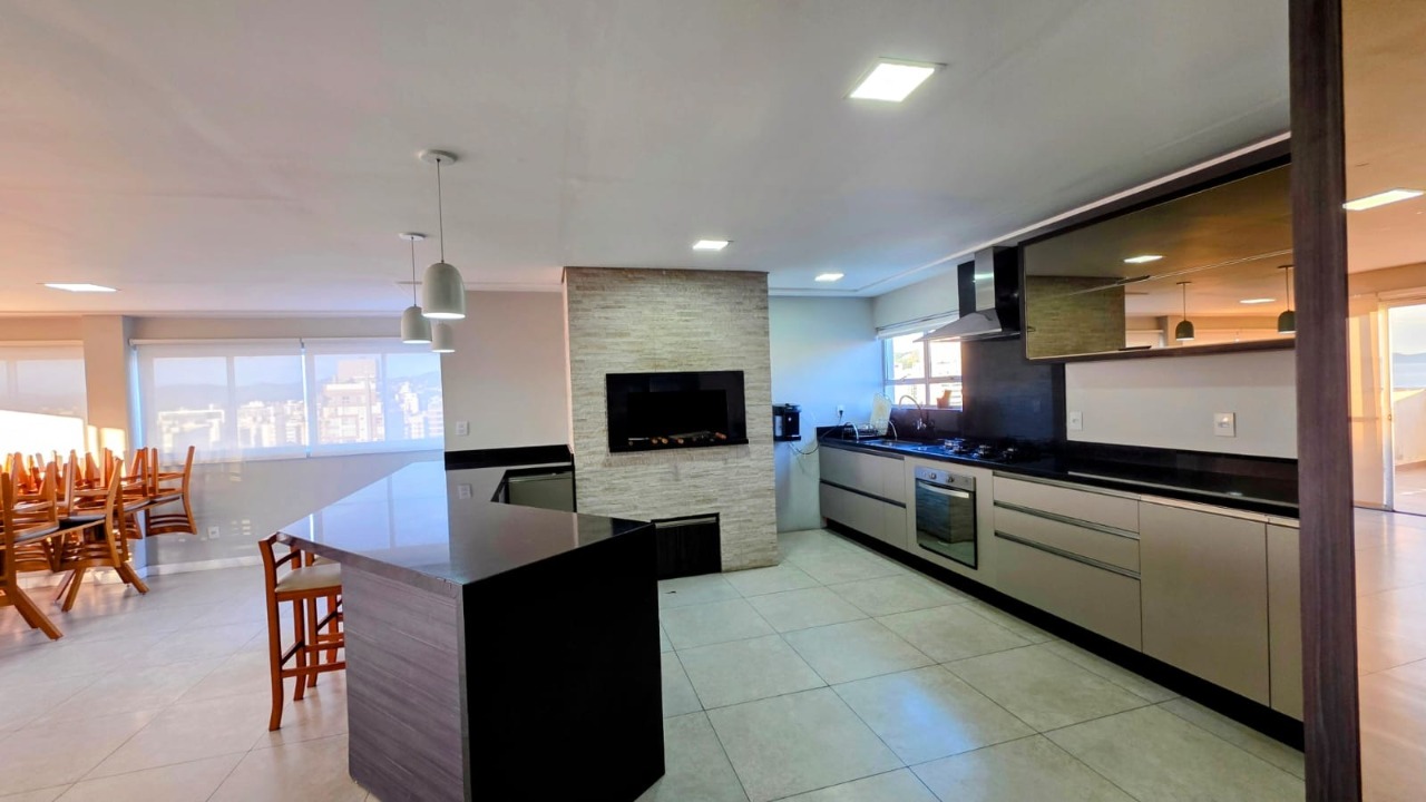 Apartamento com 102m², 4 quartos (sendo 1 suíte), 1 garagem, no bairro Centro em Florianópolis