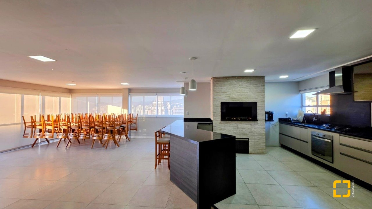 Apartamento com 102m², 4 quartos (sendo 1 suíte), 1 garagem, no bairro Centro em Florianópolis