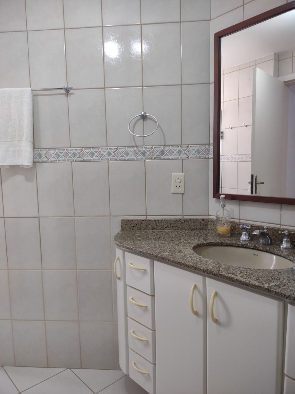 Apartamento com 102m², 4 quartos (sendo 1 suíte), 1 garagem, no bairro Centro em Florianópolis