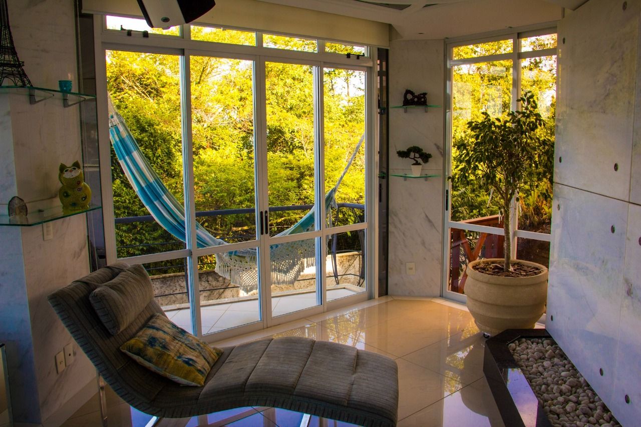 Casa com 650m², 7 quartos (sendo 2 suítes), 3 garagens, no bairro Cacupé em Florianópolis
