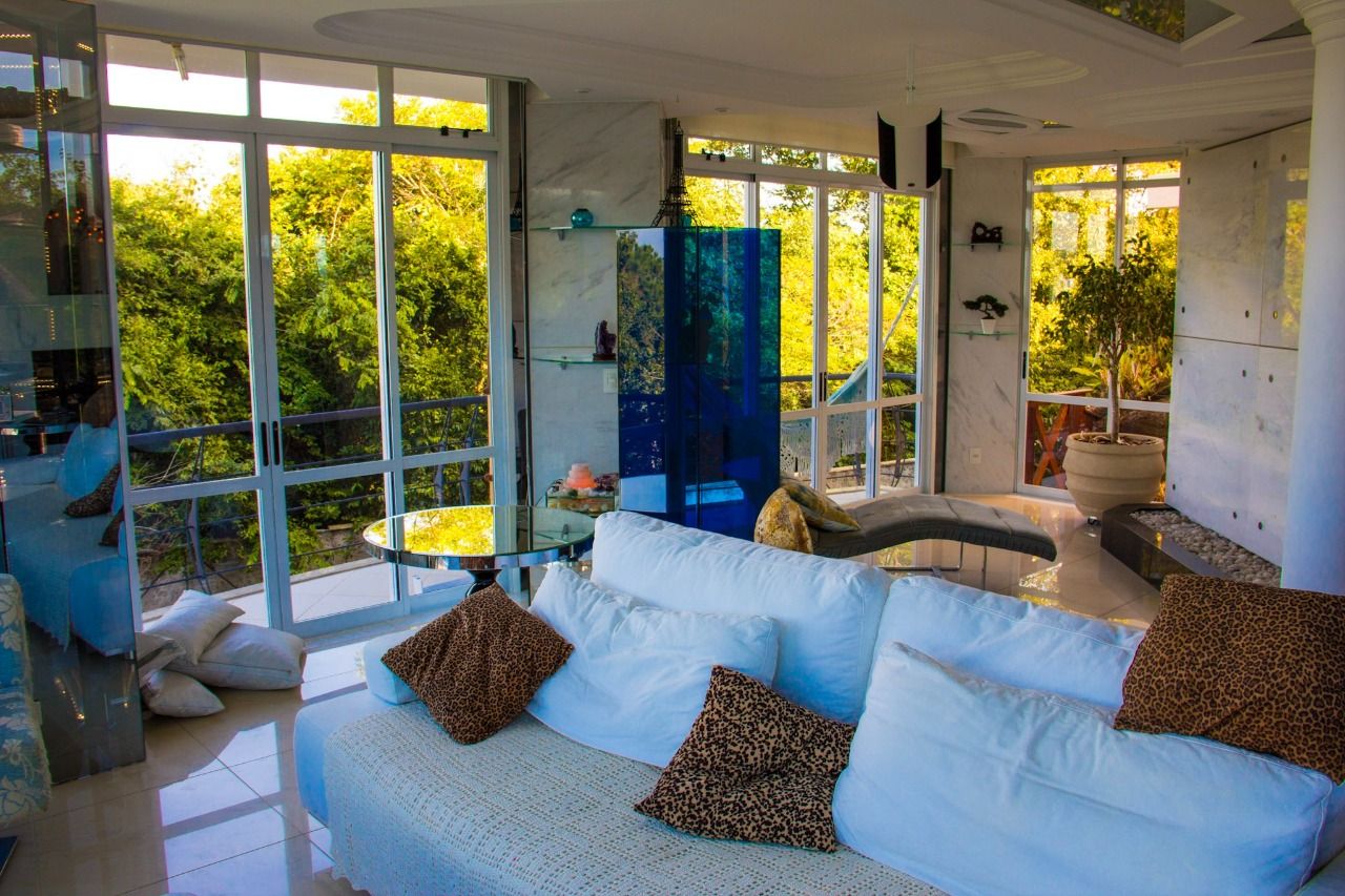 Casa com 650m², 7 quartos (sendo 2 suítes), 3 garagens, no bairro Cacupé em Florianópolis