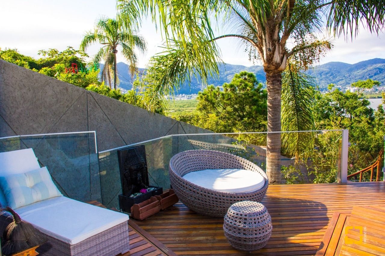 Casa com 650m², 7 quartos (sendo 2 suítes), 3 garagens, no bairro Cacupé em Florianópolis
