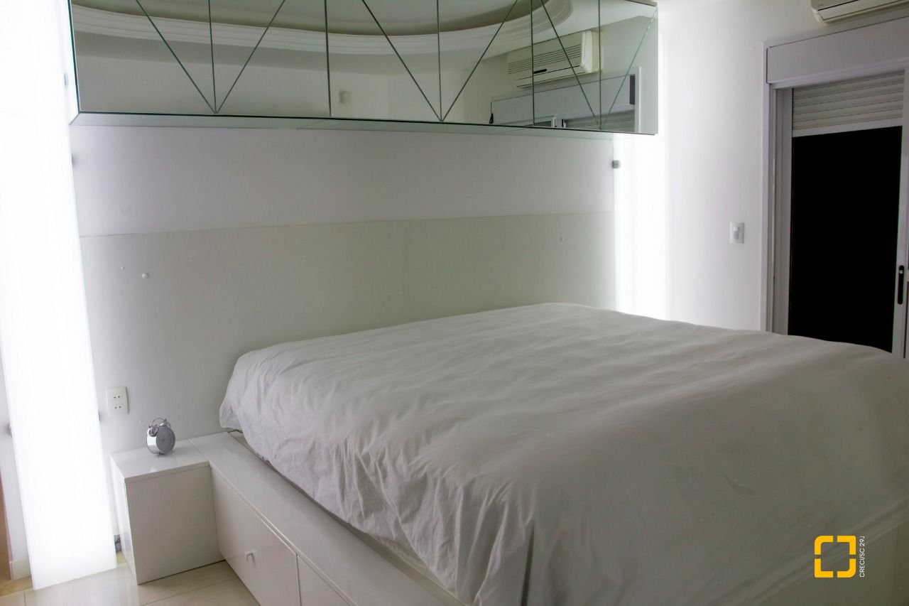 Casa com 650m², 7 quartos (sendo 2 suítes), 3 garagens, no bairro Cacupé em Florianópolis