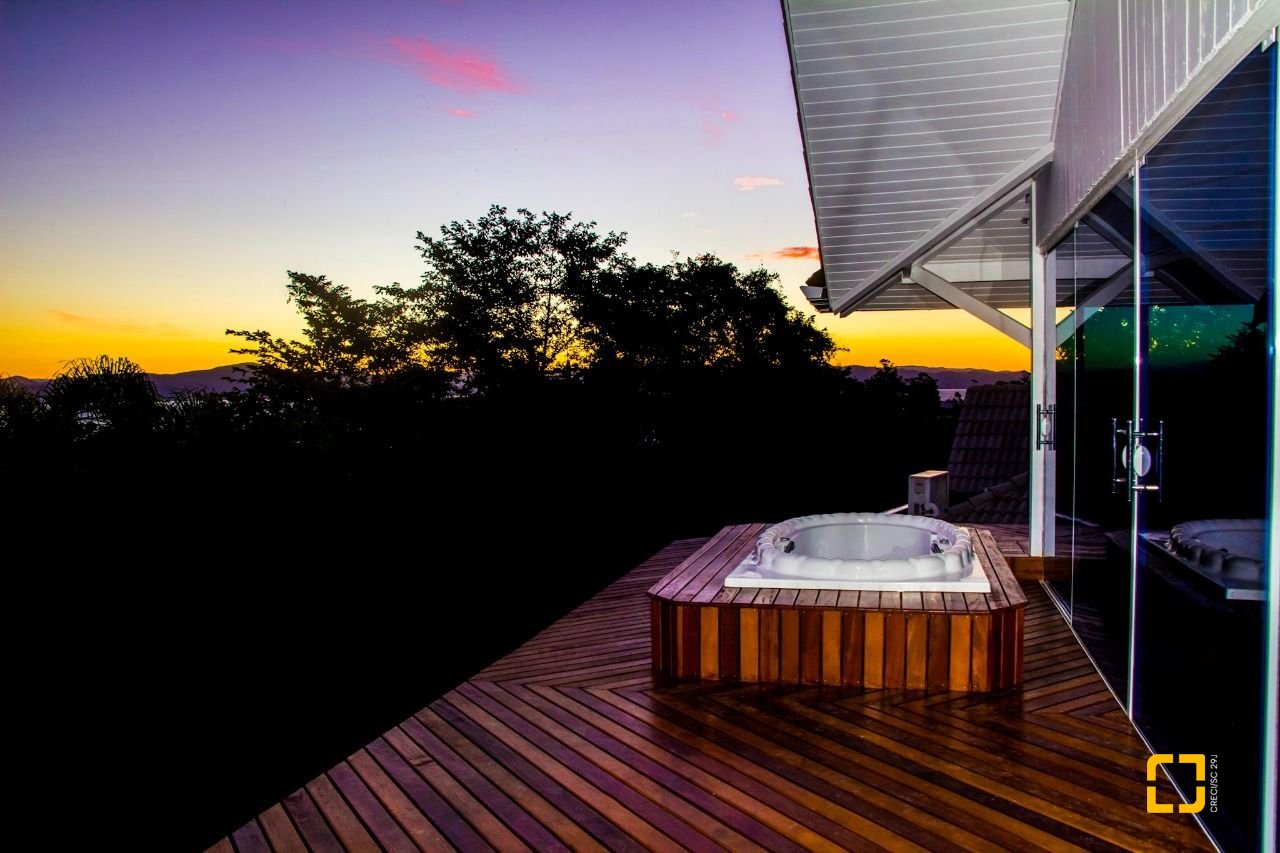 Casa com 650m², 7 quartos (sendo 2 suítes), 3 garagens, no bairro Cacupé em Florianópolis