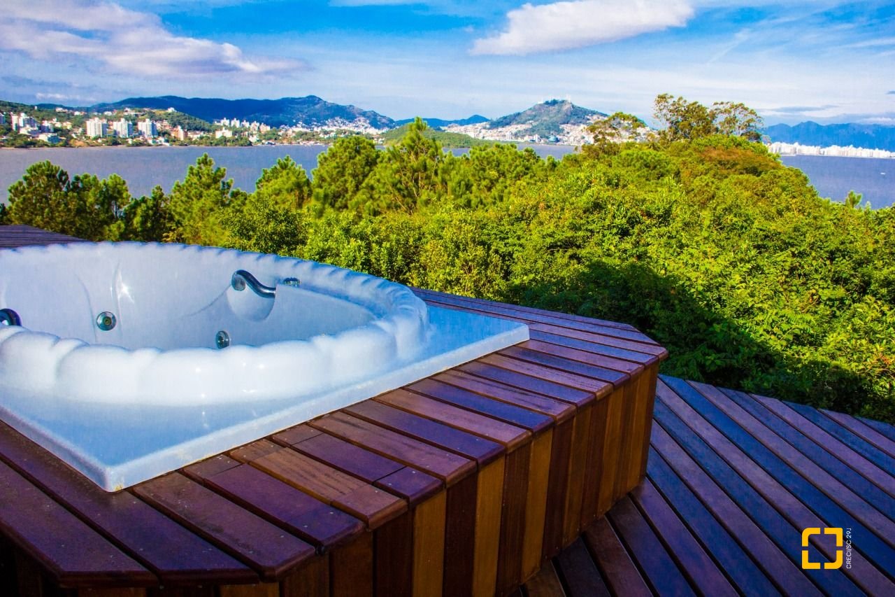 Casa com 650m², 7 quartos (sendo 2 suítes), 3 garagens, no bairro Cacupé em Florianópolis