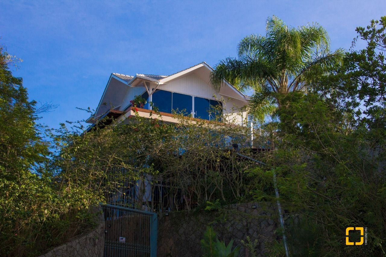 Casa com 650m², 7 quartos (sendo 2 suítes), 3 garagens, no bairro Cacupé em Florianópolis