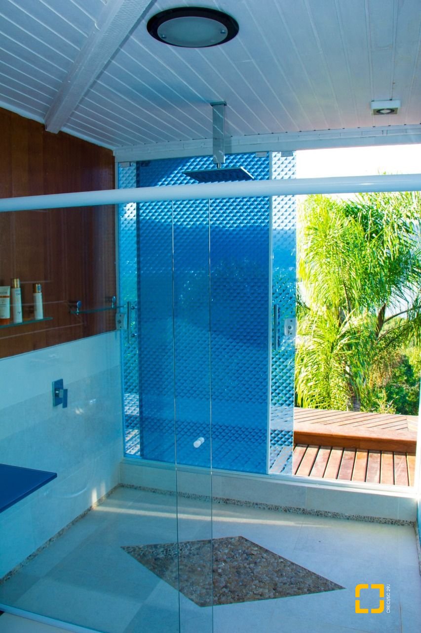 Casa com 650m², 7 quartos (sendo 2 suítes), 3 garagens, no bairro Cacupé em Florianópolis
