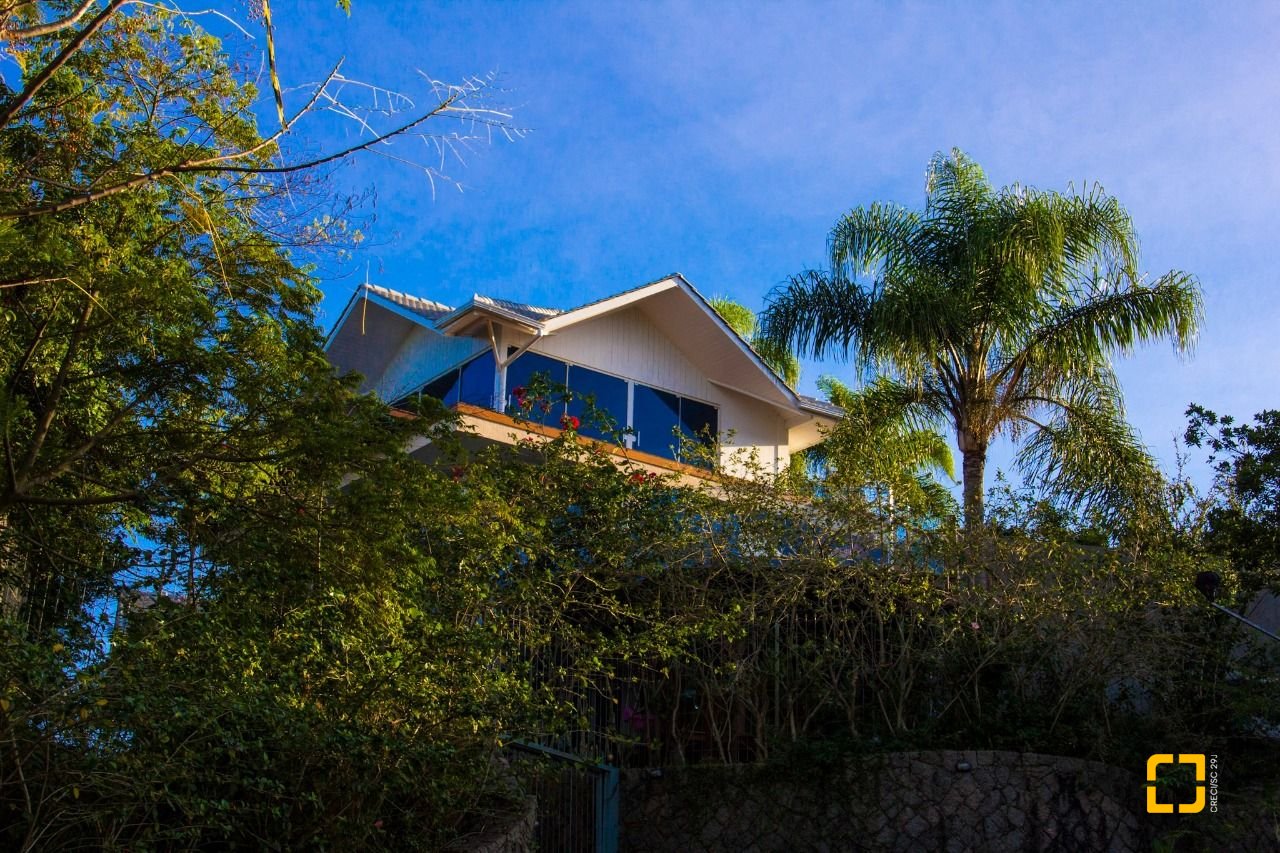 Casa com 650m², 7 quartos (sendo 2 suítes), 3 garagens, no bairro Cacupé em Florianópolis