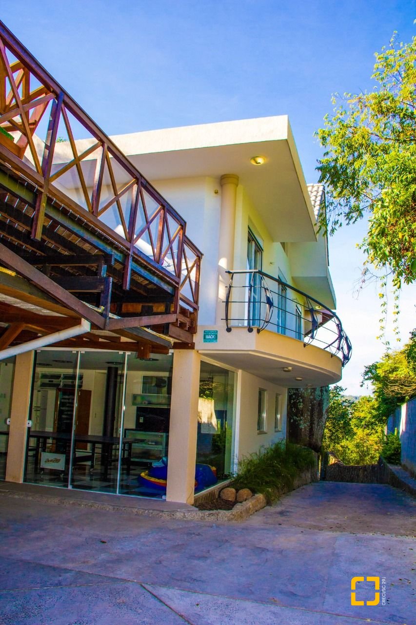 Casa com 650m², 7 quartos (sendo 2 suítes), 3 garagens, no bairro Cacupé em Florianópolis