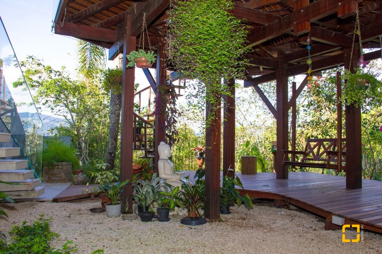 Casa com 650m², 7 quartos (sendo 2 suítes), 3 garagens, no bairro Cacupé em Florianópolis