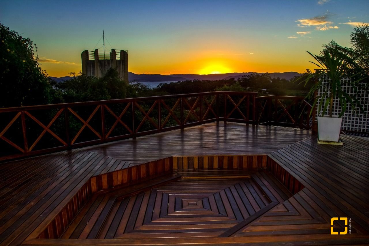 Casa com 650m², 7 quartos (sendo 2 suítes), 3 garagens, no bairro Cacupé em Florianópolis