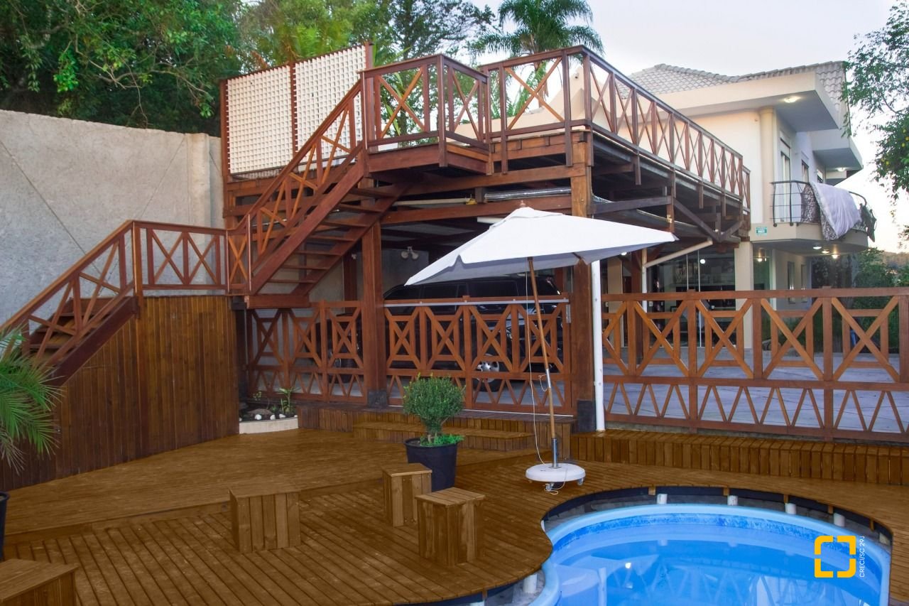 Casa com 650m², 7 quartos (sendo 2 suítes), 3 garagens, no bairro Cacupé em Florianópolis