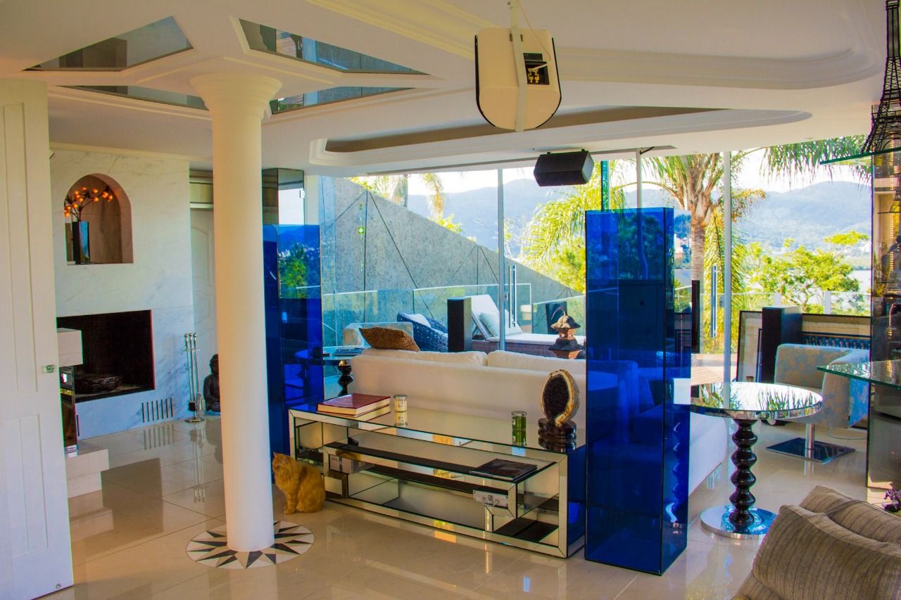 Casa com 650m², 7 quartos (sendo 2 suítes), 3 garagens, no bairro Cacupé em Florianópolis