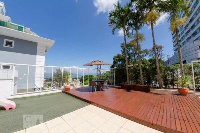 Cobertura com 176m², 3 quartos (sendo 1 suíte), 2 garagens, no bairro Itacorubi em Florianópolis