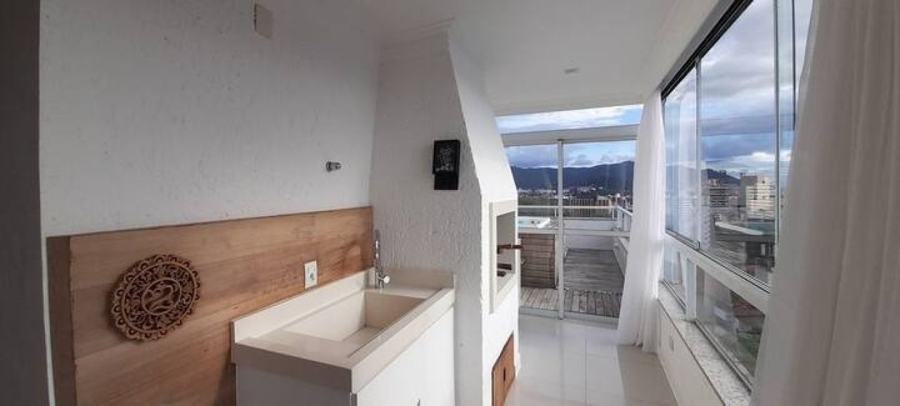 Cobertura com 176m², 3 quartos (sendo 1 suíte), 2 garagens, no bairro Itacorubi em Florianópolis