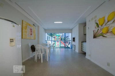 Cobertura com 176m², 3 quartos (sendo 1 suíte), 2 garagens, no bairro Itacorubi em Florianópolis