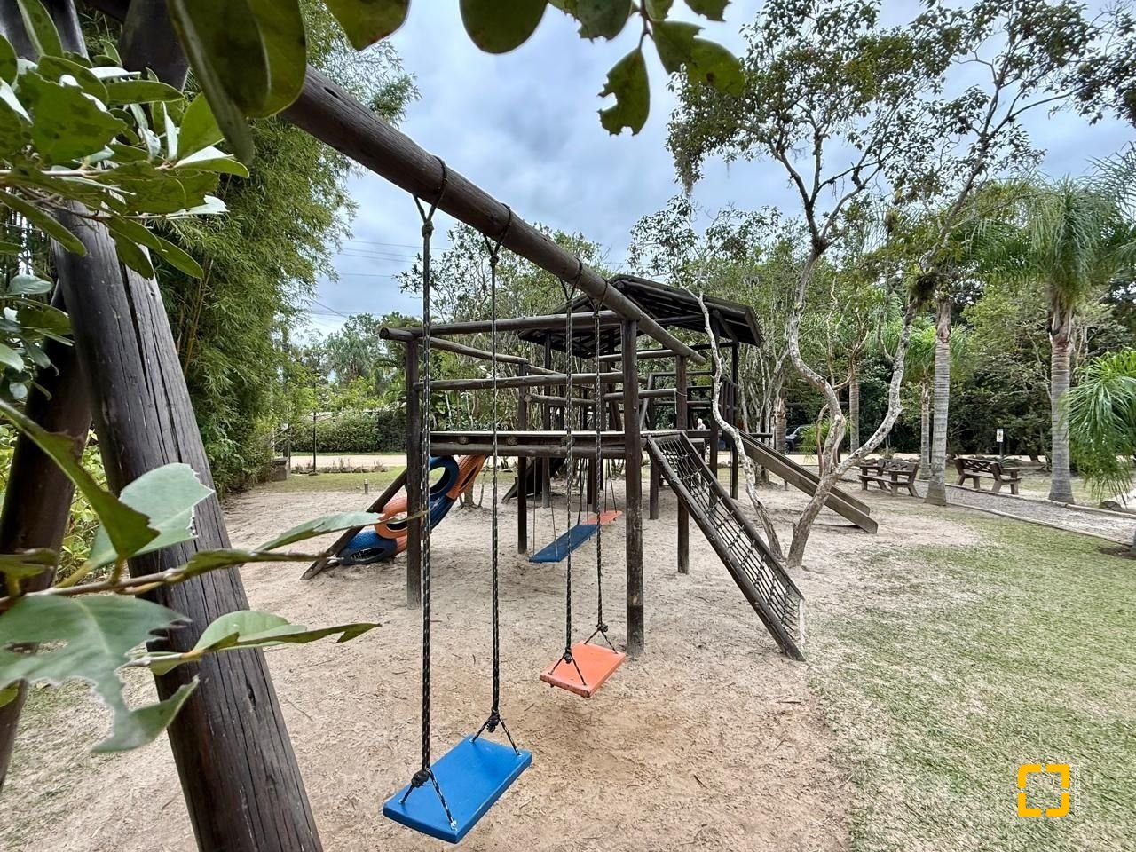 Casa de Condomínio com 197m², 4 quartos (sendo 4 suítes), 3 garagens, no bairro Limpa em Garopaba