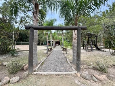 Casa de Condomínio com 197m², 4 quartos (sendo 4 suítes), 3 garagens, no bairro Limpa em Garopaba