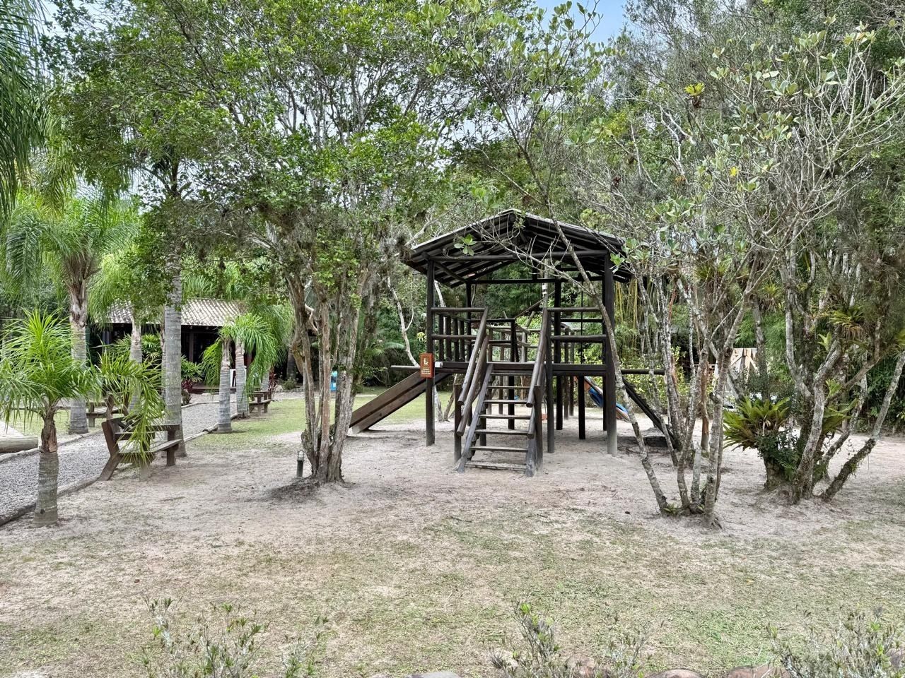 Casa de Condomínio com 197m², 4 quartos (sendo 4 suítes), 3 garagens, no bairro Limpa em Garopaba