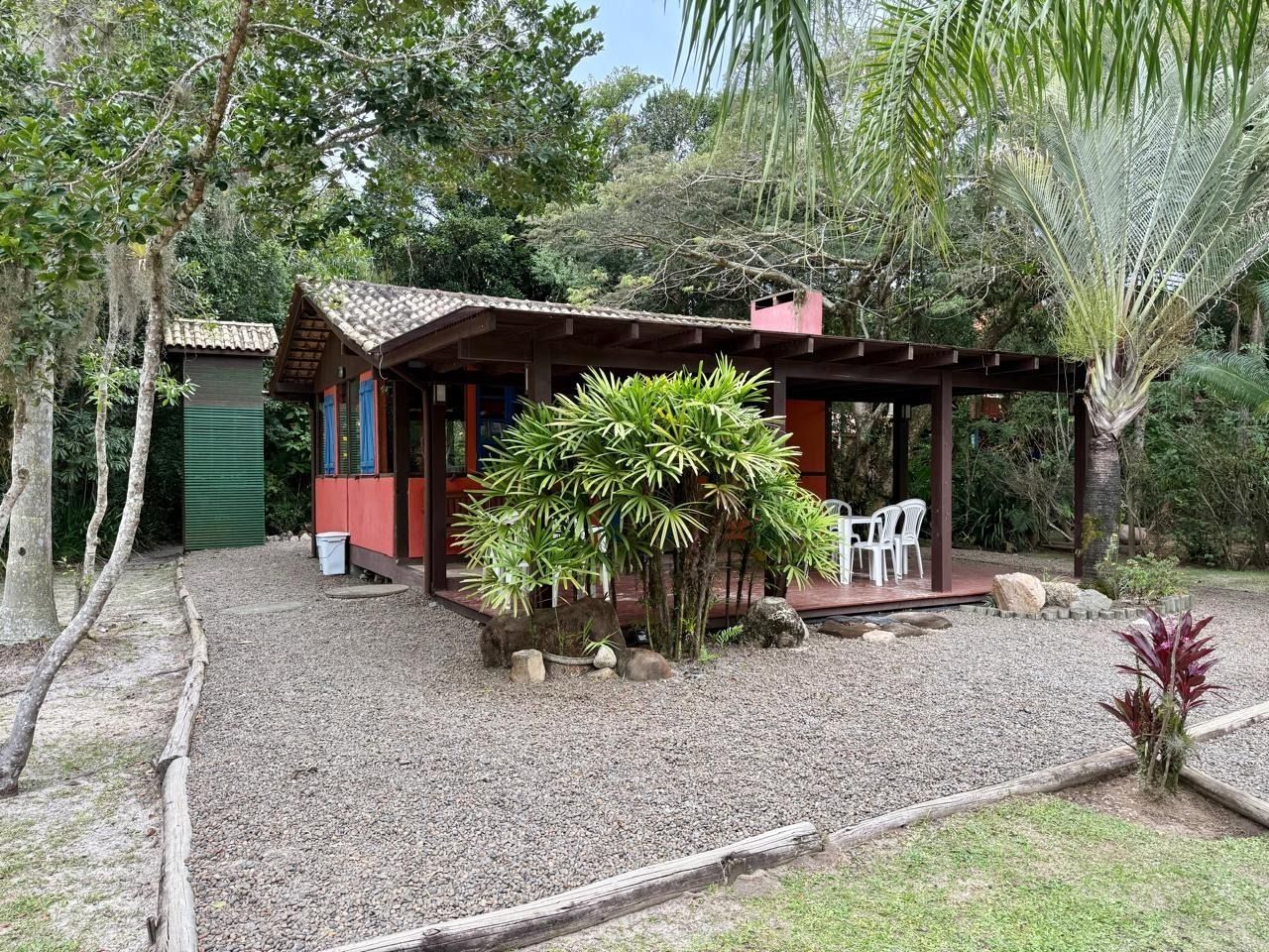 Casa de Condomínio com 197m², 4 quartos (sendo 4 suítes), 3 garagens, no bairro Limpa em Garopaba