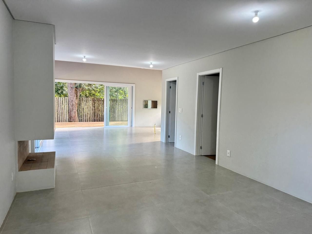Casa de Condomínio com 197m², 4 quartos (sendo 4 suítes), 3 garagens, no bairro Limpa em Garopaba