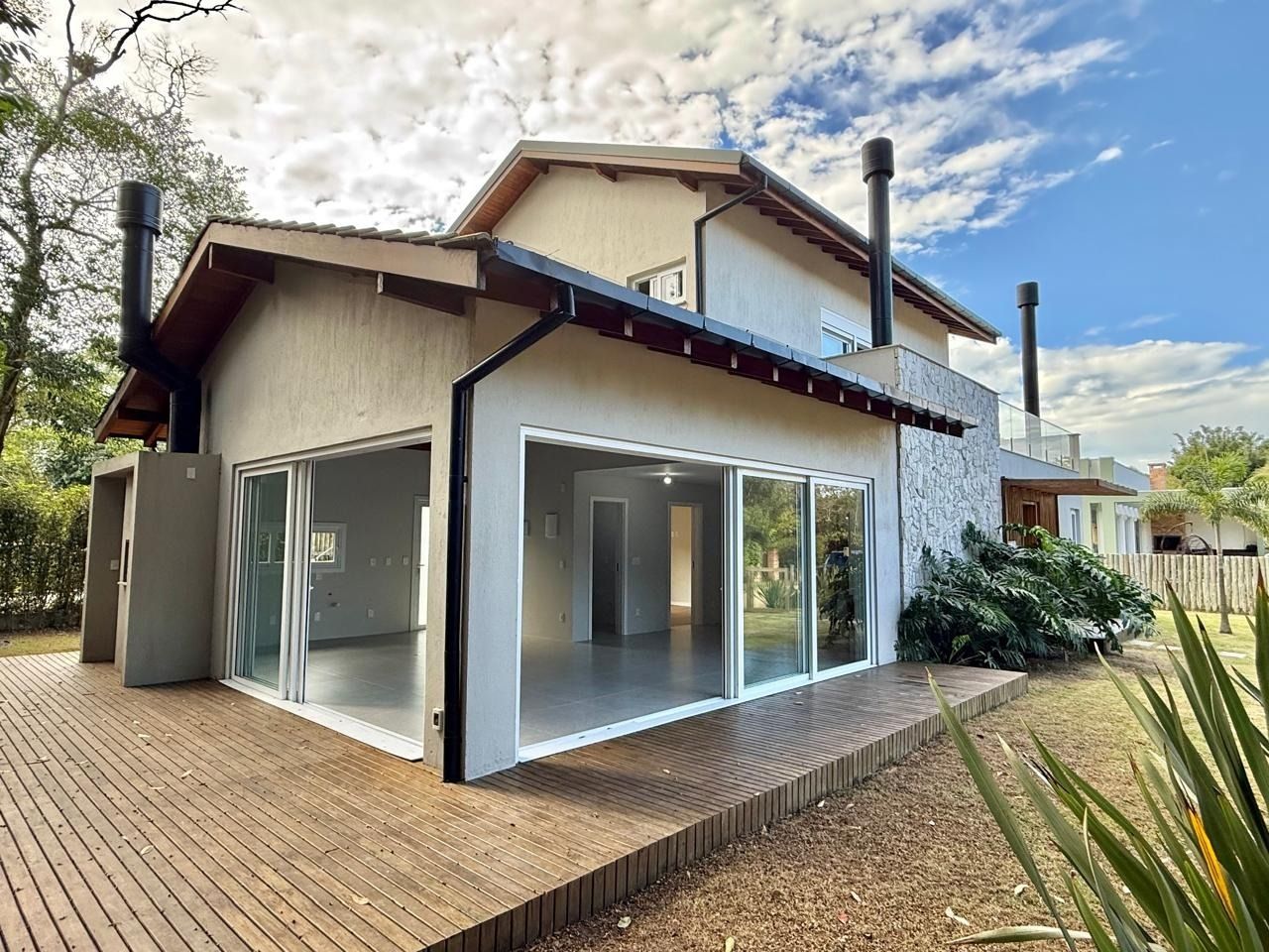Casa de Condomínio com 197m², 4 quartos (sendo 4 suítes), 3 garagens, no bairro Limpa em Garopaba