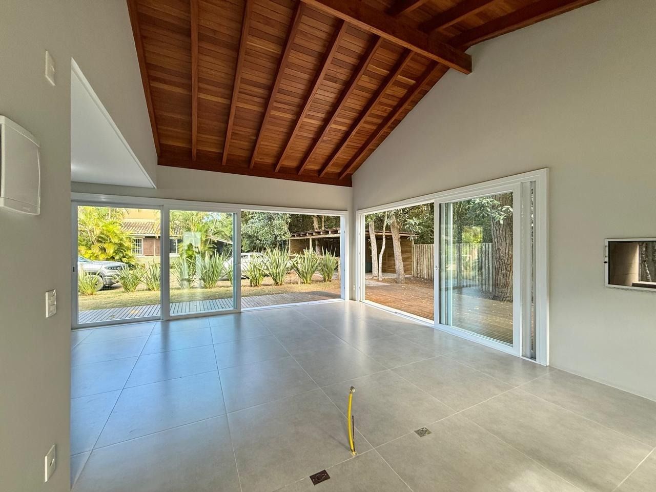 Casa de Condomínio com 197m², 4 quartos (sendo 4 suítes), 3 garagens, no bairro Limpa em Garopaba