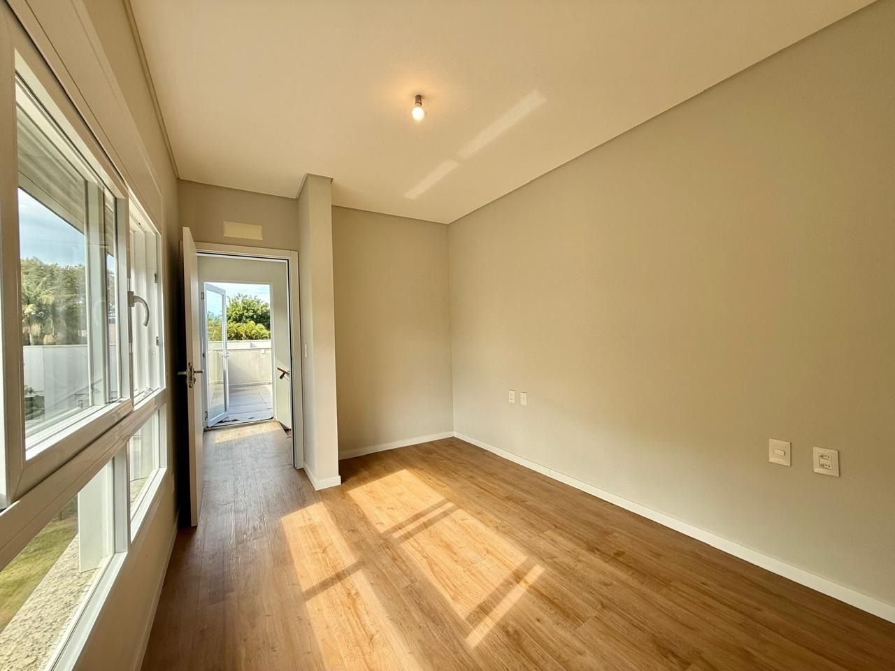 Casa de Condomínio com 197m², 4 quartos (sendo 4 suítes), 3 garagens, no bairro Limpa em Garopaba