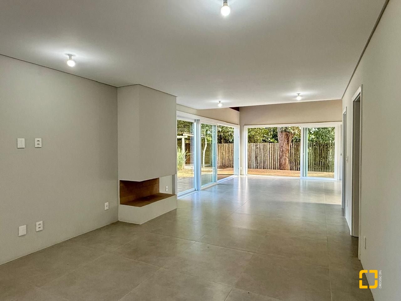 Casa de Condomínio com 197m², 4 quartos (sendo 4 suítes), 3 garagens, no bairro Limpa em Garopaba