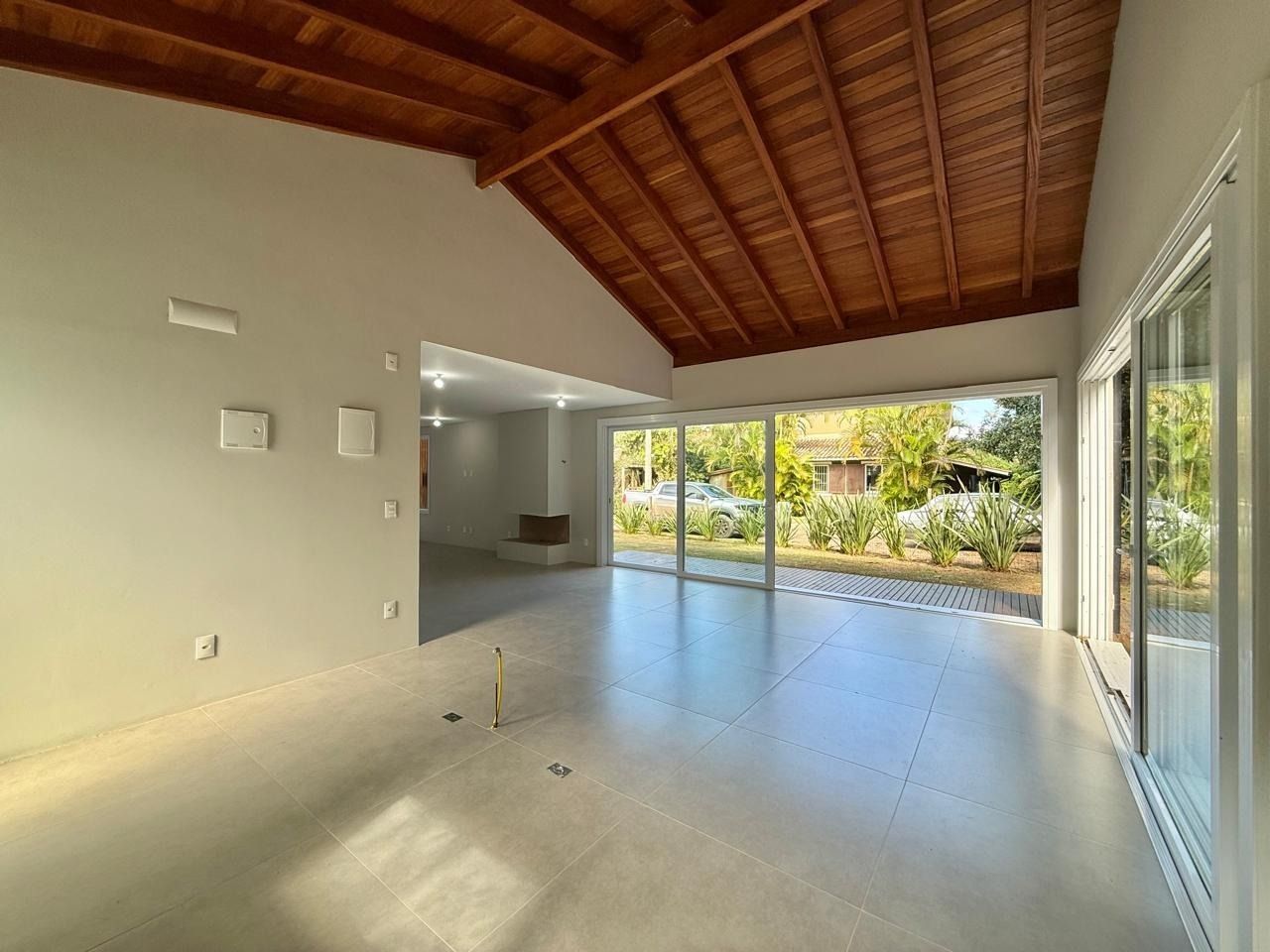 Casa de Condomínio com 197m², 4 quartos (sendo 4 suítes), 3 garagens, no bairro Limpa em Garopaba