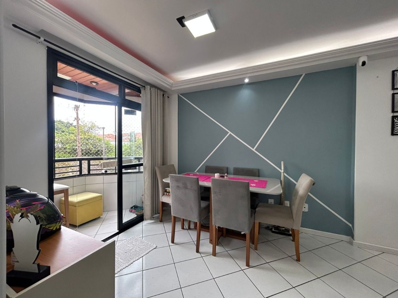Apartamento com 75m², 3 quartos (sendo 1 suíte), 1 garagem, no bairro Estreito em Florianópolis