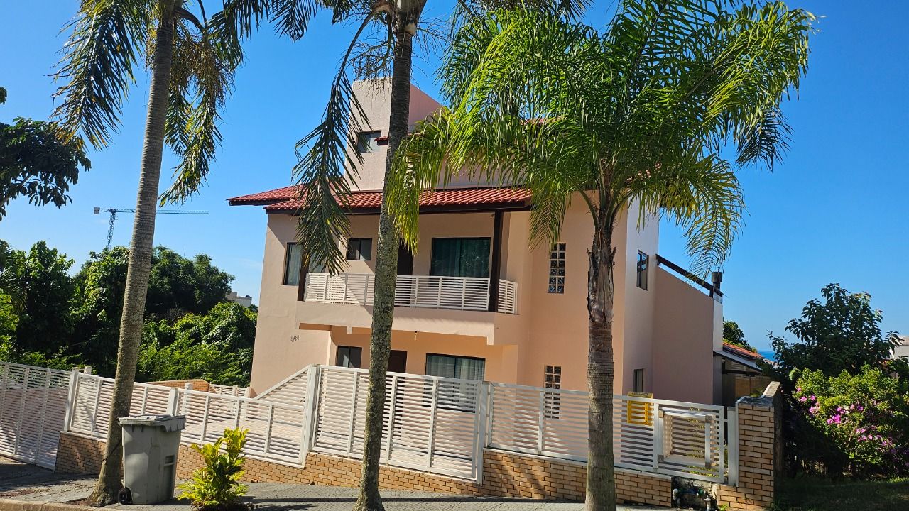 Casa com 288m², 6 quartos (sendo 2 suítes), 2 garagens, no bairro Praia Brava em Florianópolis