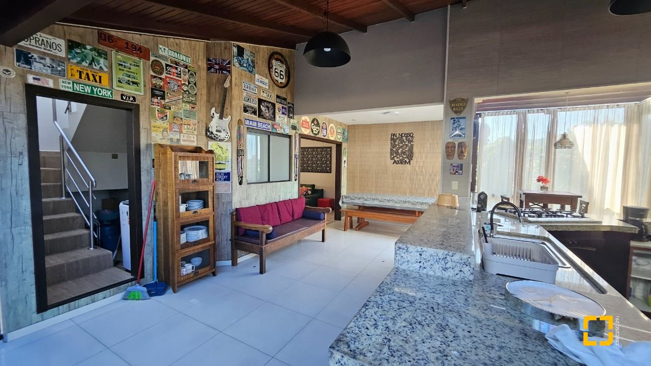 Casa com 288m², 6 quartos (sendo 2 suítes), 2 garagens, no bairro Praia Brava em Florianópolis