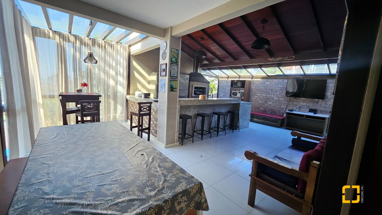 Casa com 288m², 6 quartos (sendo 2 suítes), 2 garagens, no bairro Praia Brava em Florianópolis