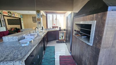 Casa com 288m², 6 quartos (sendo 2 suítes), 2 garagens, no bairro Praia Brava em Florianópolis