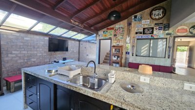 Casa com 288m², 6 quartos (sendo 2 suítes), 2 garagens, no bairro Praia Brava em Florianópolis