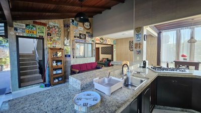 Casa com 288m², 6 quartos (sendo 2 suítes), 2 garagens, no bairro Praia Brava em Florianópolis