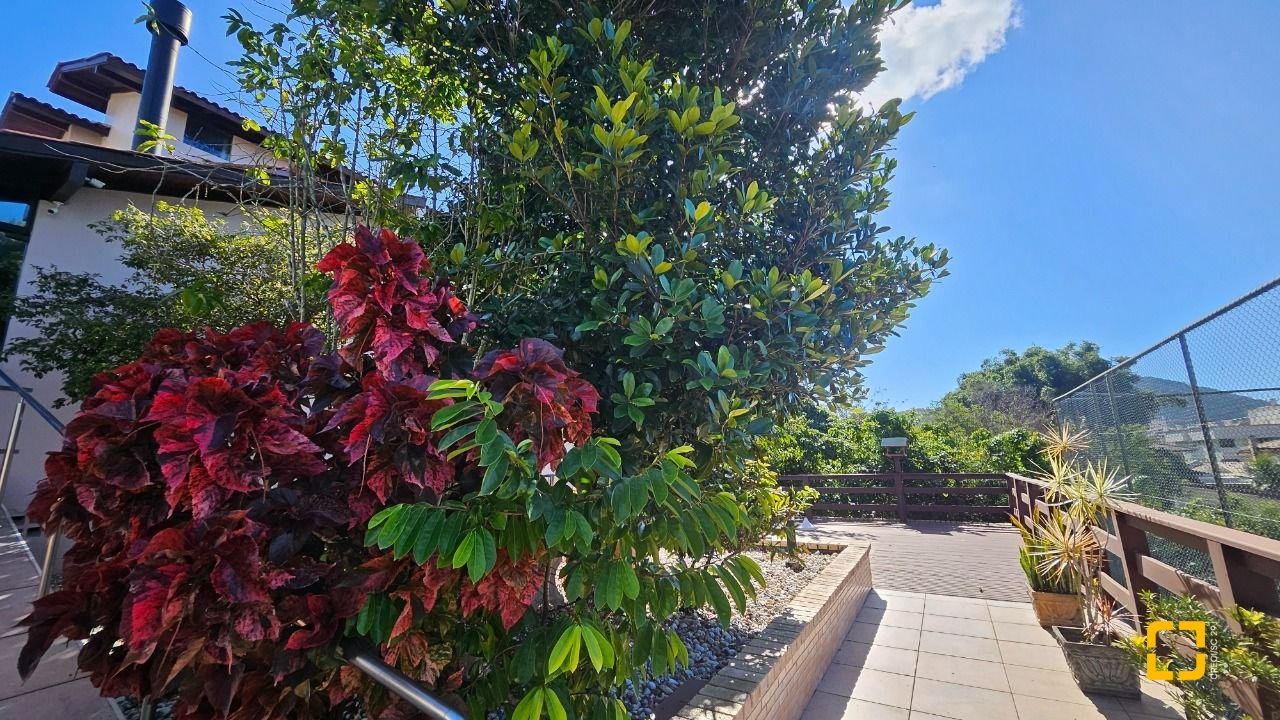 Casa com 288m², 6 quartos (sendo 2 suítes), 2 garagens, no bairro Praia Brava em Florianópolis