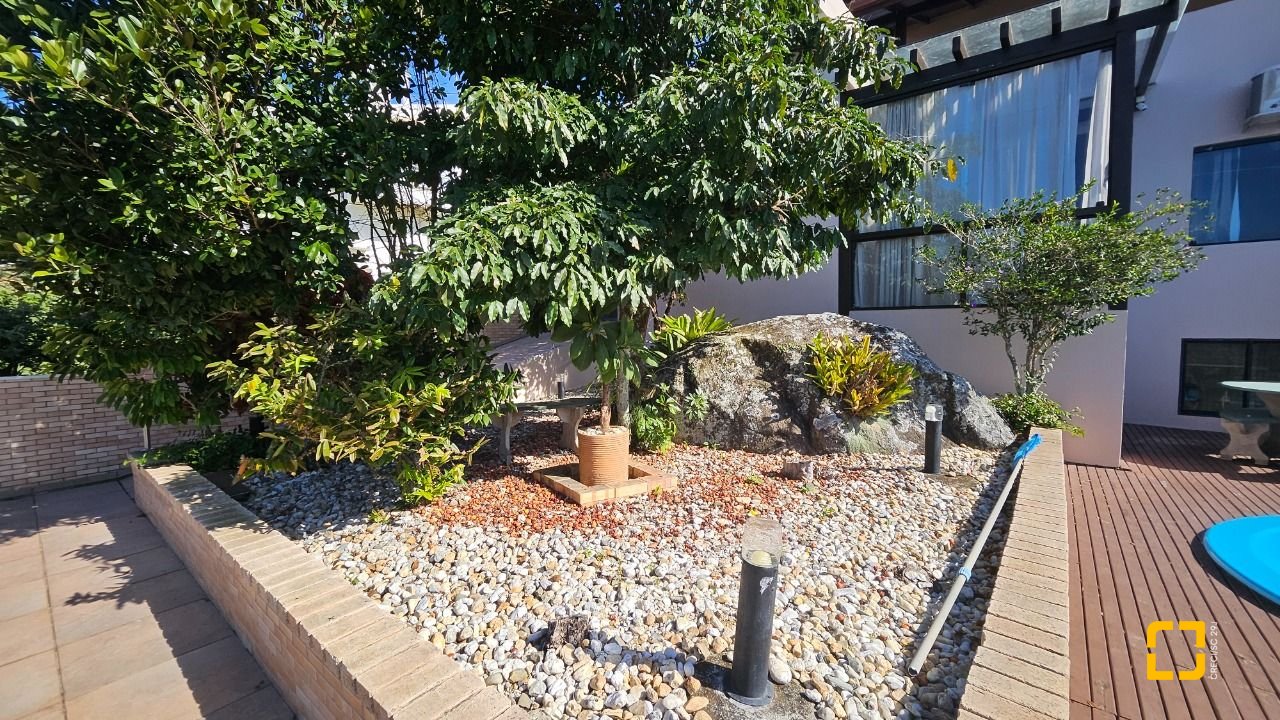 Casa com 288m², 6 quartos (sendo 2 suítes), 2 garagens, no bairro Praia Brava em Florianópolis