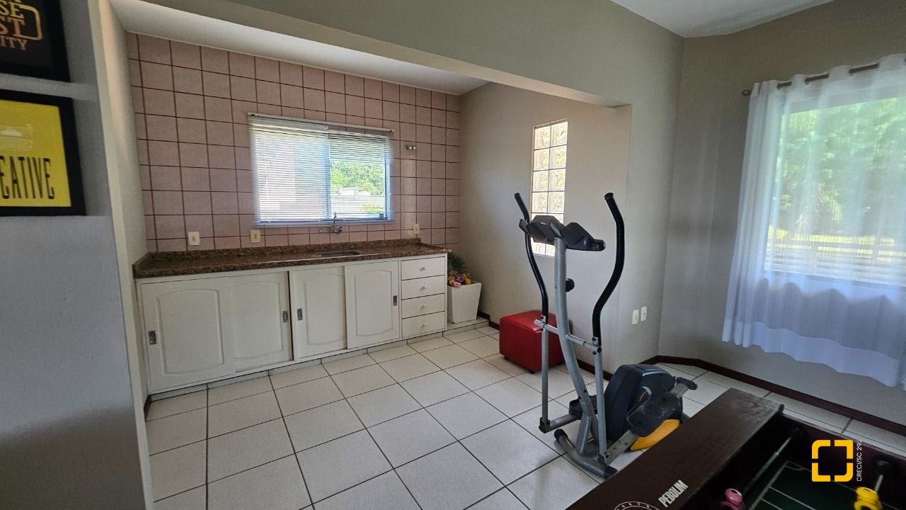 Casa com 288m², 6 quartos (sendo 2 suítes), 2 garagens, no bairro Praia Brava em Florianópolis