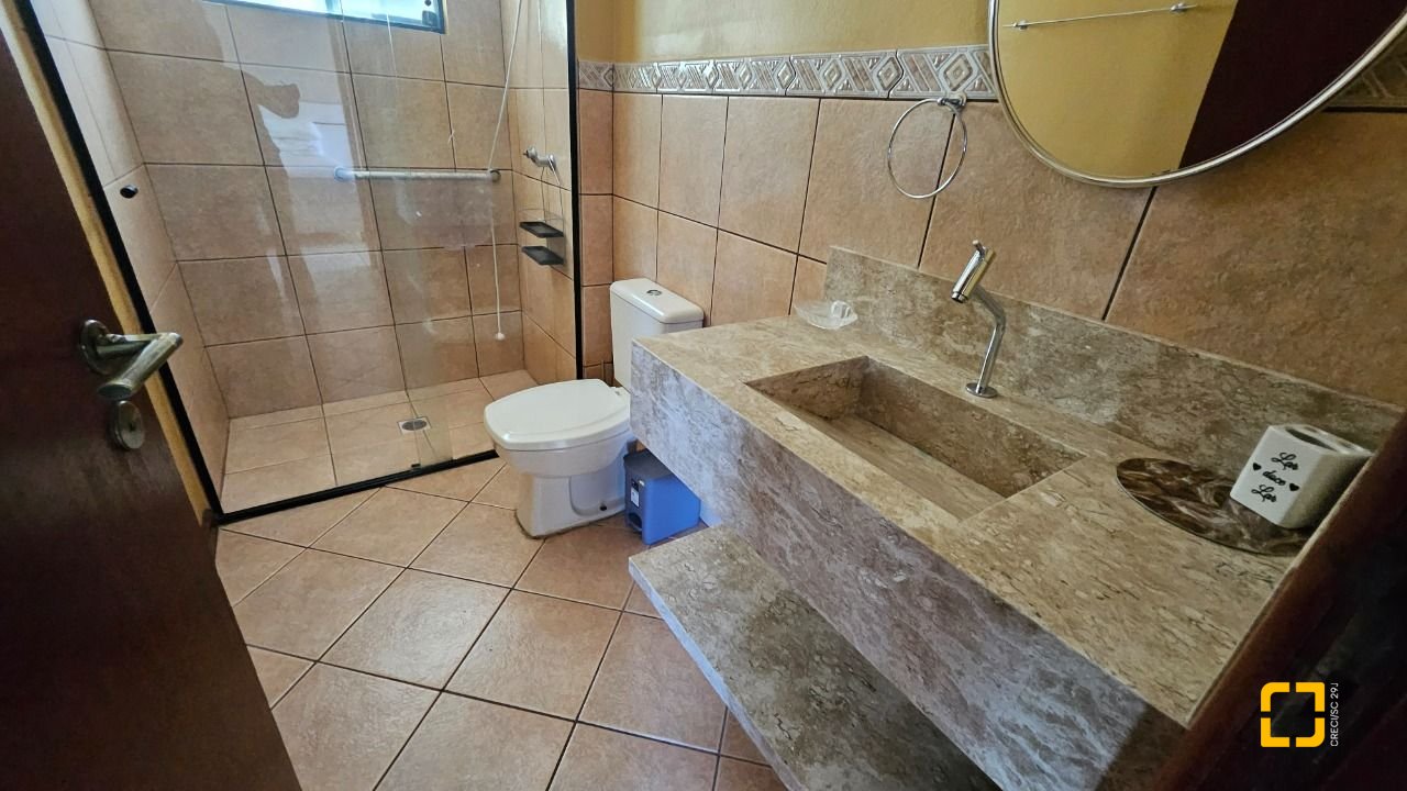Casa com 288m², 6 quartos (sendo 2 suítes), 2 garagens, no bairro Praia Brava em Florianópolis